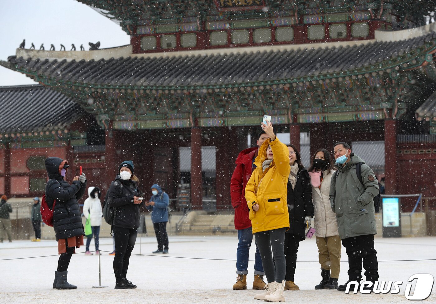 본문 이미지 - 서울을 비롯한 중부 지방에 대설주의보가 내려진 15일 서울 경복궁에서 외국인 관광객들이 내리는 눈을 맞으며 셀카를 찍고 있다.  2022.12.15/뉴스1 ⓒ News1 신웅수 기자