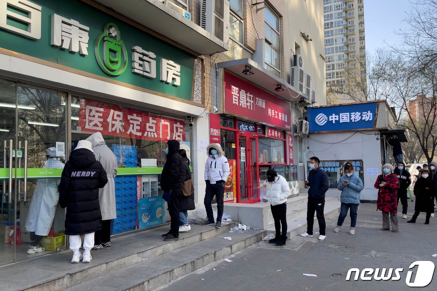 본문 이미지 - 6일&#40;현지시간&#41; 중국 베이징 시민들이 약국에 입장하기 위해 줄을 서고 있다. ⓒ 로이터=뉴스1 ⓒ News1 정윤영 기자