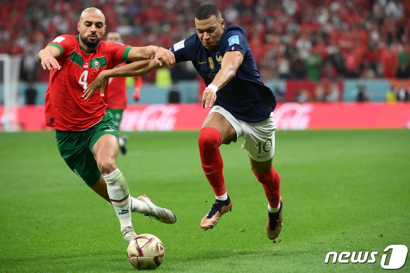 본문 이미지 - 14일(현지시간) 카타르 알코르의 알베이트 스타디움에서 열린 2022 카타르 월드컵 4강전에서 프랑스 공격수 킬리안 음바페(오른쪽)가 모로코 미드필더 소피앙 암라바트(왼쪽)와 치열한 볼 경합을 벌이고 있다. 이날 프랑스는 모로코를 2-0으로 이겨 결승전 진출에 성공했다. ⓒ AFP=뉴스1 ⓒ News1 김성식 기자