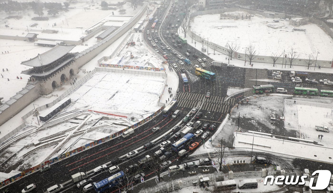 본문 이미지 - 서울을 비롯한 중부 지방에 대설주의보가 내려진 15일 오후 서울 광화문 인근에서 차량들이 서행을 하고 있다. 기상청은 이날 밤까지 서울을 비롯한 수도권, 강원, 충청 지역에 최고 10cm의 눈이 내릴 것으로 예보했다. 2022.12.15/뉴스1 ⓒ News1 김명섭 기자