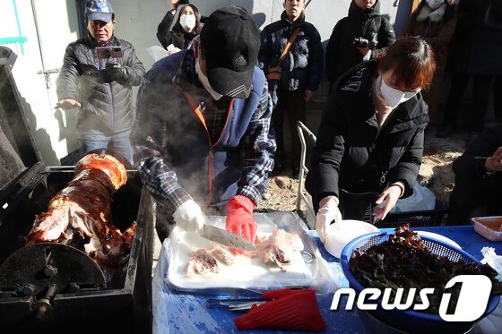 대구 북구 대현동 이슬람사원 건축을 반대하는 주민들이 2022년 12월 공사현장 앞에서 돼지고기를 구워 이웃과 나누며 송년회를 진행하고 있다. 2022.12.15/뉴스1 © News1 공정식 기자