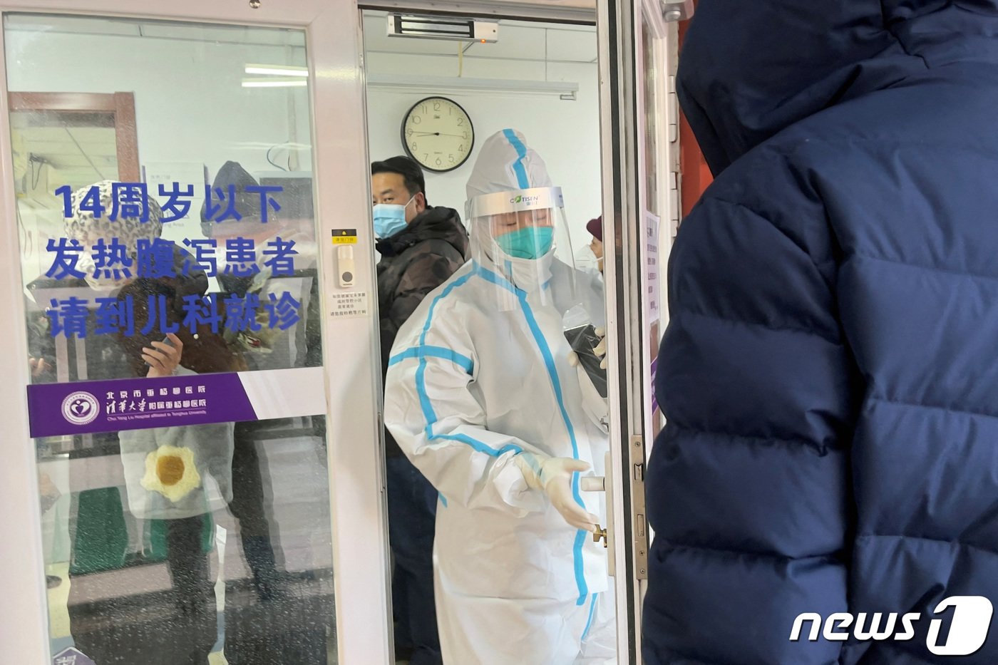 본문 이미지 - 15일&#40;현지시간&#41; 중국 베이징에서 시민들이 열 검사를 받기 위해 줄을 서고 있다. ⓒ 로이터=뉴스1 ⓒ News1 정윤영 기자