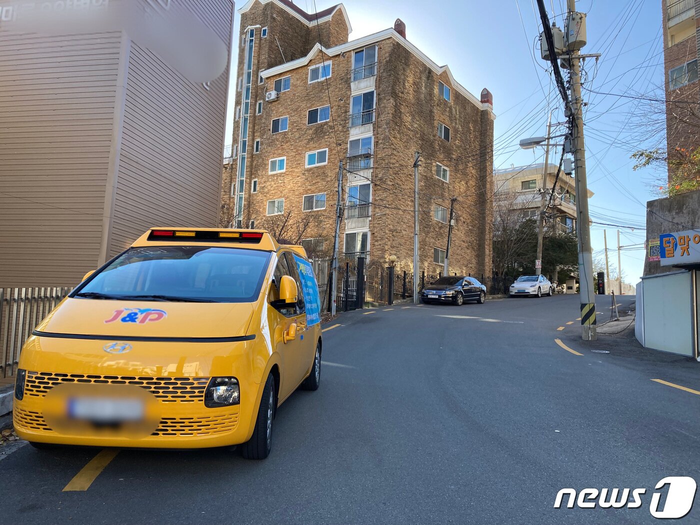 본문 이미지 - 15일 오전 부산 해운대구 달맞이길 인근 내리막길 도로에 미끄러짐 안전장치 없이 차량들이 주정차돼 있다.2022.12.15/뉴스1 백창훈 기자 