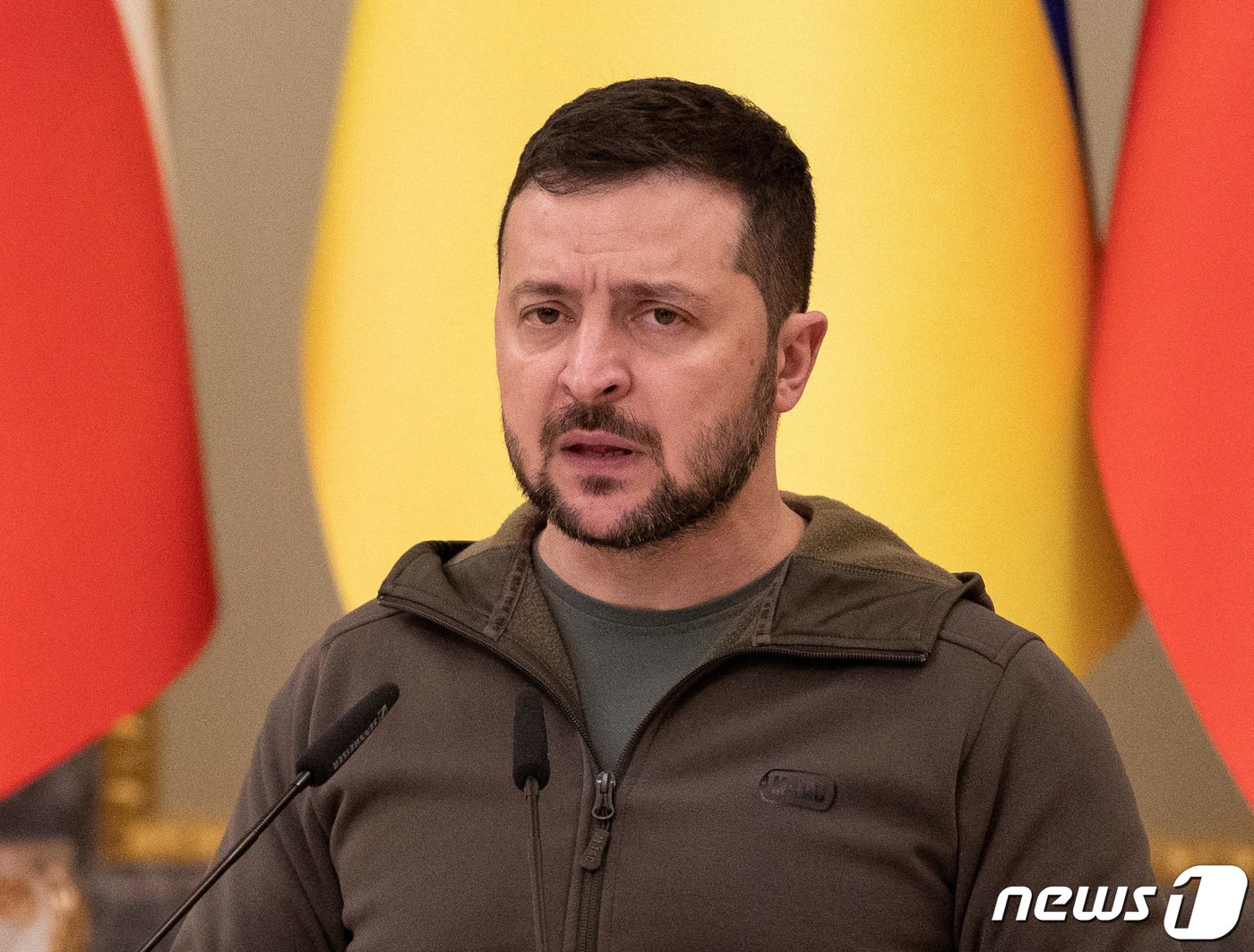 본문 이미지 - 볼로디미르 젤렌스키 우크라이나 대통령이 지난 10월31일&#40;현지시간&#41; 키이우에서 페트르 피알라 체코 총리와 함께 기자회견을 하고 있다. 2022.10.31/뉴스1 ⓒ 로이터=뉴스1 ⓒ News1 김민수 기자