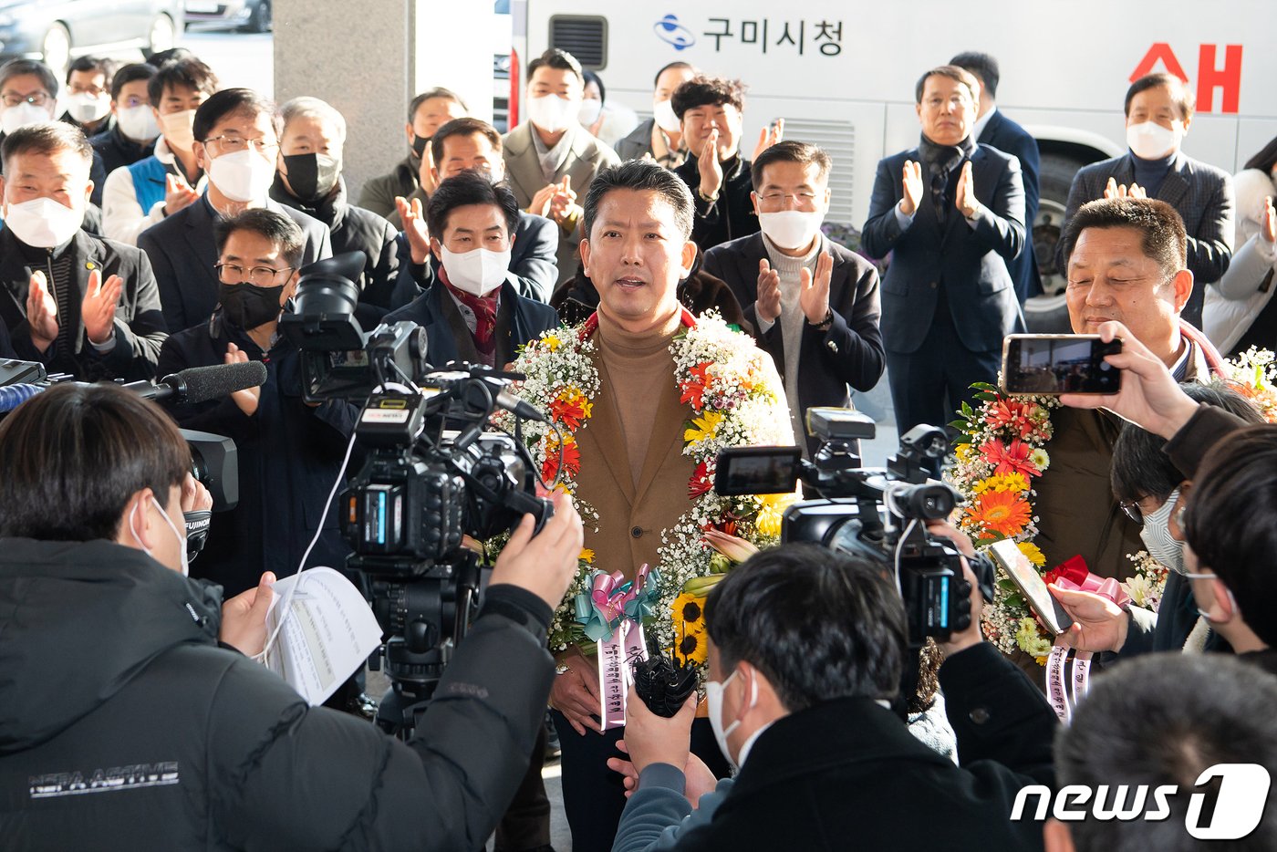 2025년 아시아육상선수권대회를 유치한 김장호 구미시장이 인도네시아 발리에서 귀국해 시청에 도착하자 많은 시민들이 환영하고 있다. &#40;구미시 제공&#41; 2022.12.15/뉴스1