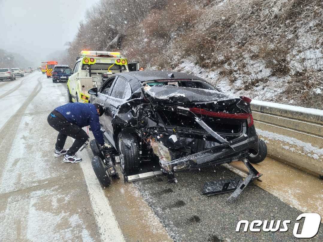 강원 홍천군 하오안리 서울방향 중앙고속도로 사고 현장.&#40;강원도소방본부 제공&#41;