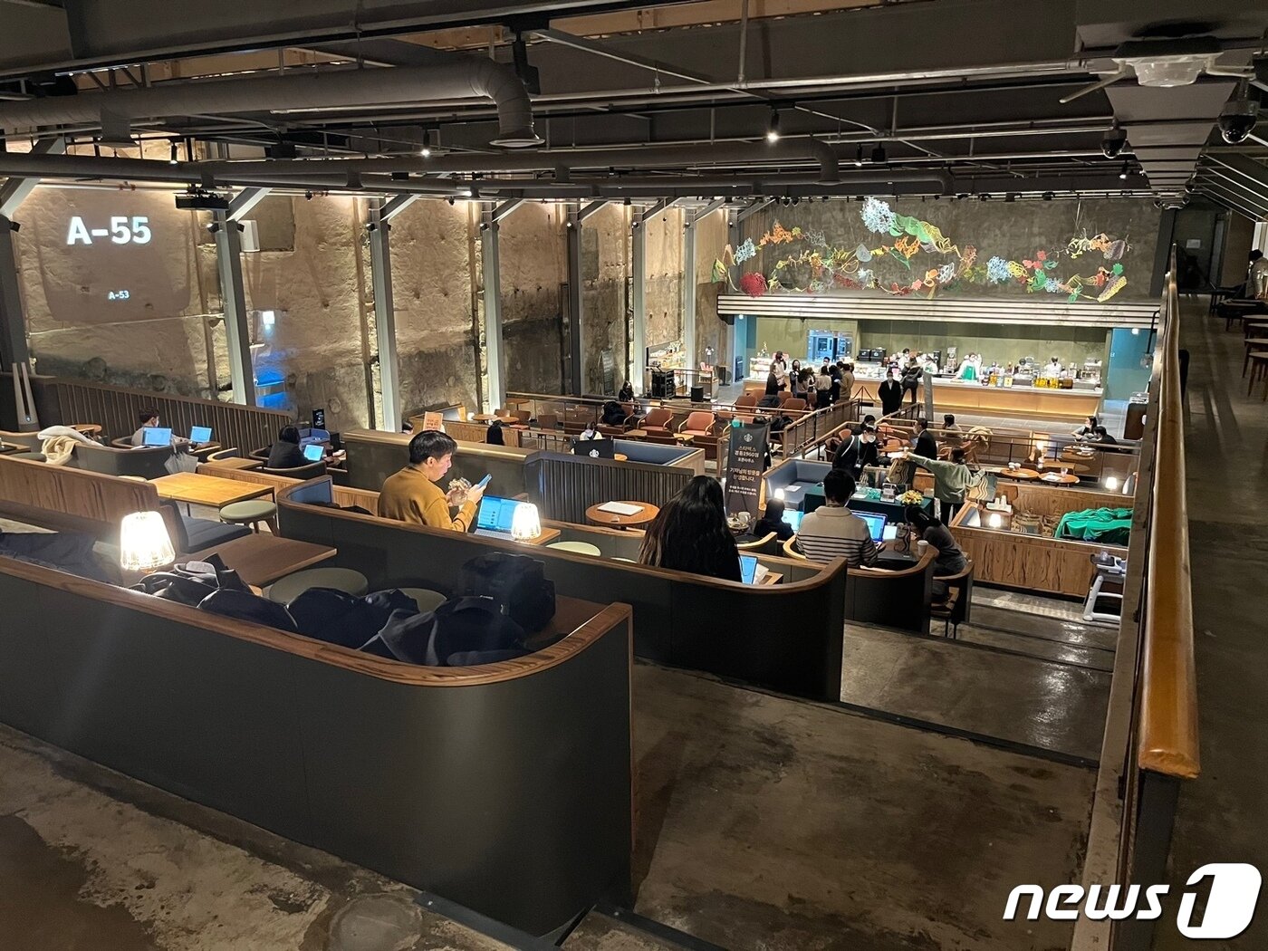 본문 이미지 - 스타벅스 경동1960점 매장 내부 전경. ⓒ News1 신민경 기자