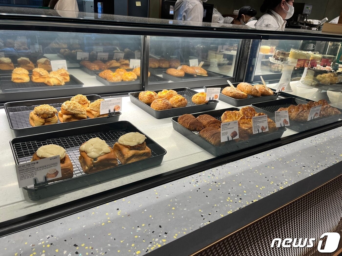 본문 이미지 - 매장 주문대 상판은 버려지는 텀블러를 활용해 만들어졌다. ⓒ News1 신민경 기자