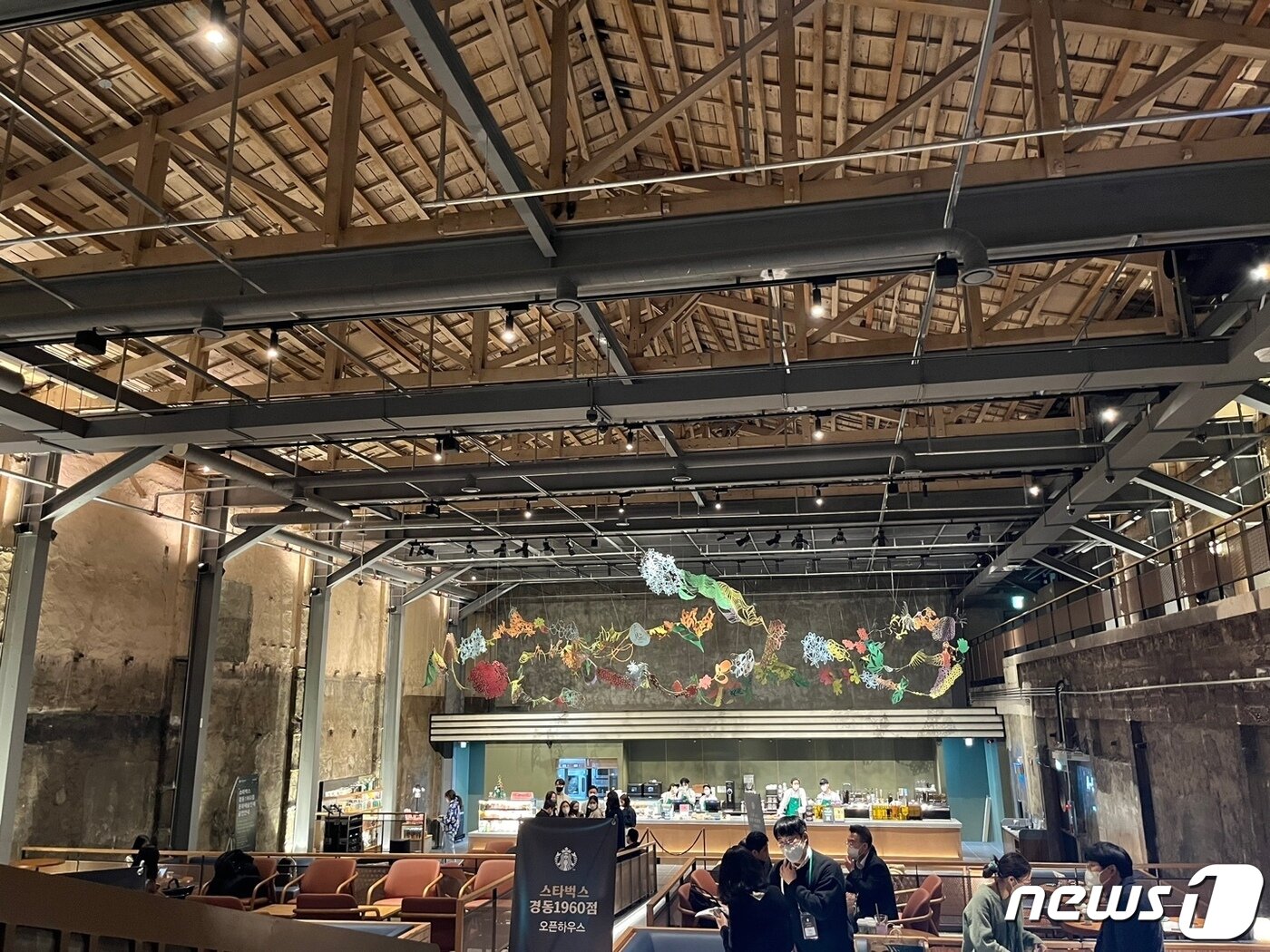 본문 이미지 - 경동1960점은 폐극장에서 사용하던 천정을 그대로 사용했다. ⓒ News1 신민경 기자