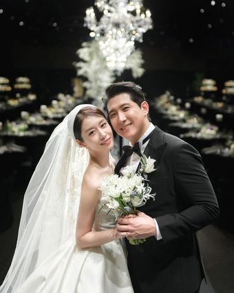 본문 이미지 - 지난 10일 서울 신라호텔에서 결혼한 지연과 황재균 부부(지연 SNS 갈무리)