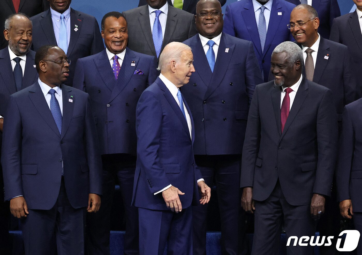 본문 이미지 - 미국 워싱턴DC에서 개최된 '미-아프리카 정상회의'에서 15일(현지시간) 조 바이든 미국 대통령이 아프리카 정상들과 기념 사진을 촬영하기 전에 담소를 나누고 있다. 8년 만에 재개된 이번 정상회의에는 아프리카 지역 정상 45명을 비롯한 정재계 인사가 참석해 미국과 아프리카간 우호를 다졌다. ⓒ AFP=뉴스1 ⓒ News1 김성식 기자