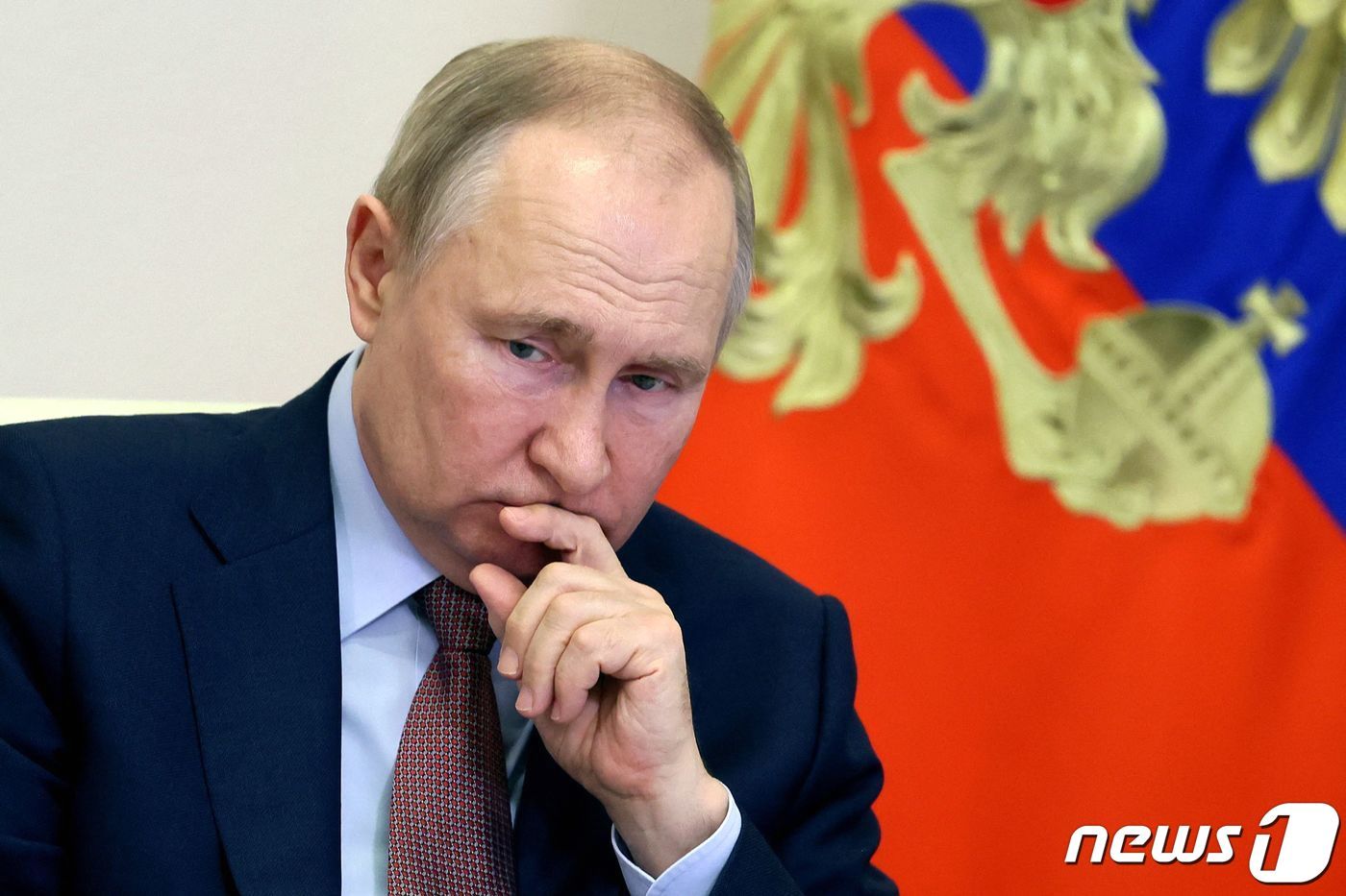 본문 이미지 - 블라디미르 푸틴 러시아 대통령이 15일 &#40;현지시간&#41; 모스크바 외곽 노보 오가르요보 관저에서 국가 전략 개발 프로젝트 위원회 화상 회의를 주재하고 있다. ⓒ AFP=뉴스1 ⓒ News1 우동명 기자