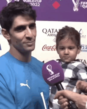 본문 이미지 - 모로코 골키퍼 야신 보노(31·세비야)와 함께 인터뷰에 나선 그의 아들. (FIFA 공식 트위터 갈무리)