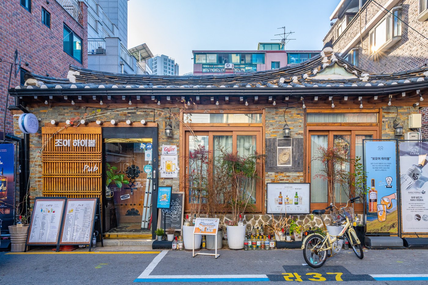 본문 이미지 - 성북천 주변 골목으로 보물찾기하듯 나만의 아지트를 찾아보는 것도 성북천을 여행하는 포인트이다(서울관광재단 제공)