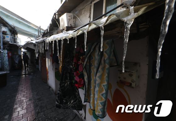 지난해 12월 서울 영등포 쪽방촌에 고드름이 얼어 있다. 2022.12.16/뉴스1 © News1 신웅수 기자