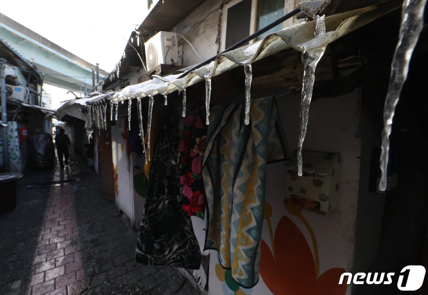 본문 이미지 - 낮에도 영하권 추위가 이어진 16일 오후 서울 영등포 쪽방촌에 고드름이 얼어 있다. 2022.12.16/뉴스1 ⓒ News1 신웅수 기자