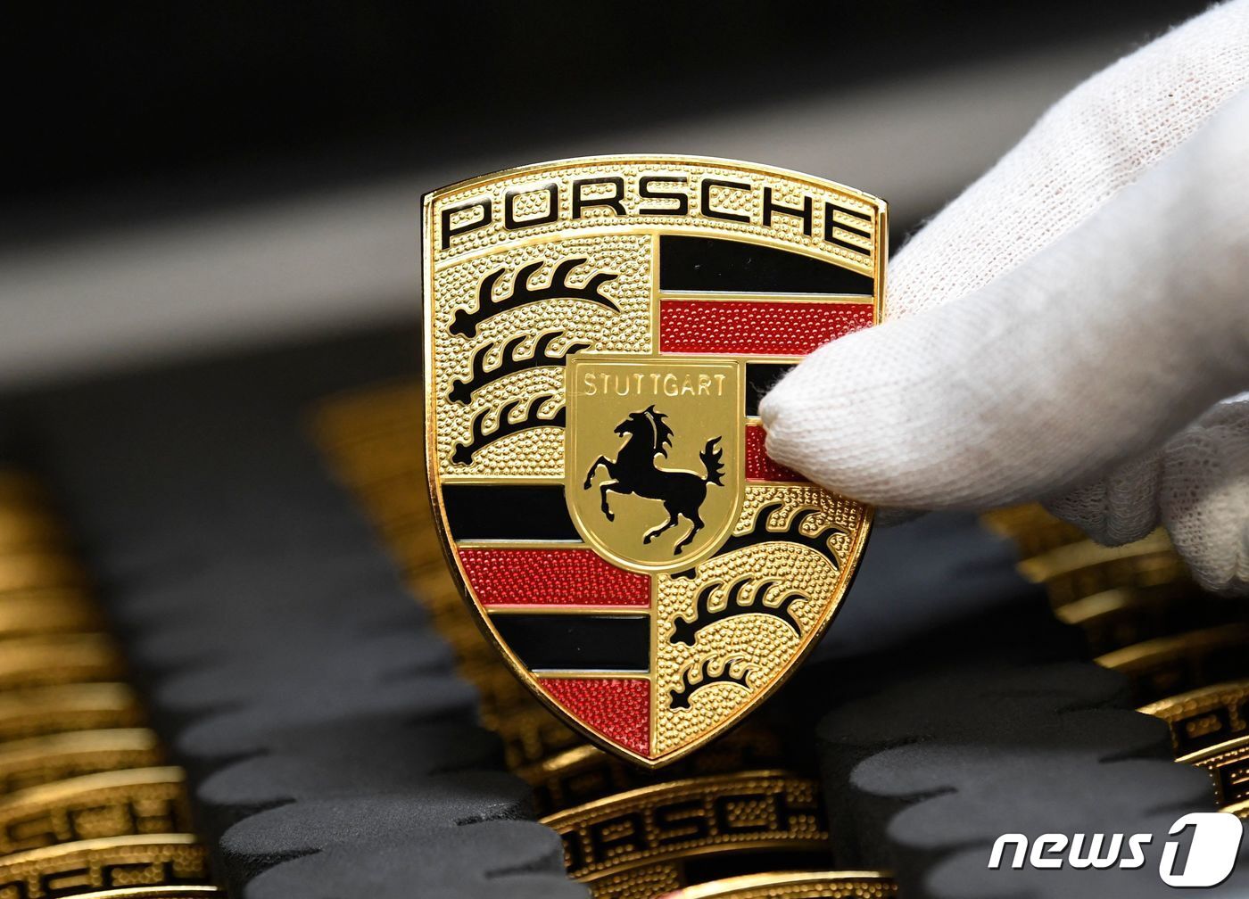 본문 이미지 - 포르쉐의 설립자 페르디난트 포르쉐는 나치 정권 시절, 독재자 히틀러에게 국민들이 타고 다닐만한 차를 개발하라는 요청을 받고 오늘날 국민차의 원형이 된 폭스바겐 비틀을 만들었다. 이후 2차 세계대전 중에는 독일군용 장갑차 등 군수품 개발과 생산에도 참여했다. 패전 후에는 나치에 협조한 혐의를 받아 전범 체포됐다. ⓒ AFP=뉴스1 ⓒ News1 권진영 기자