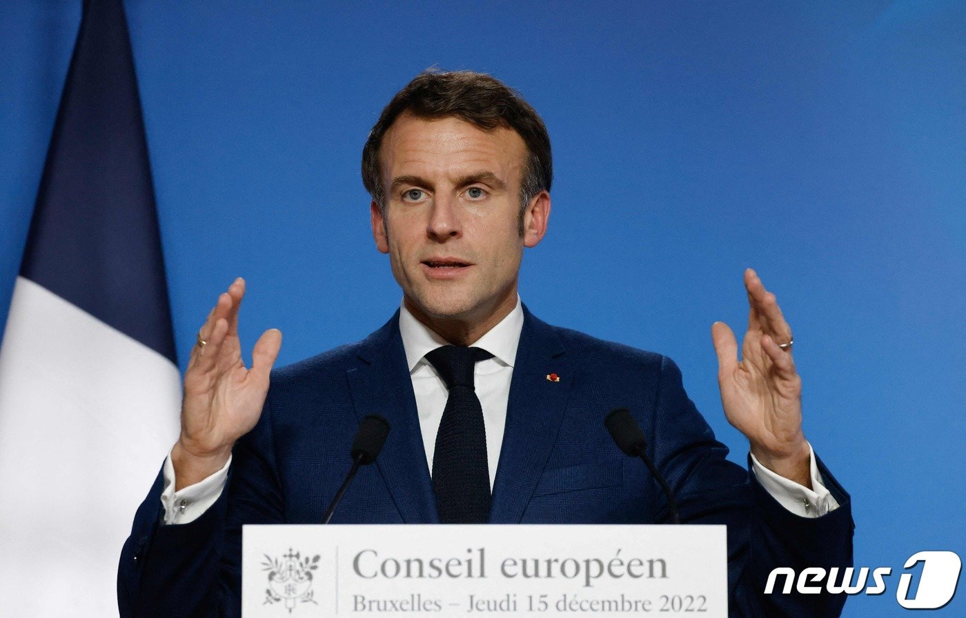 본문 이미지 - 15일(현지시간) 벨기에 브뤼셀에서 열린 유럽연합(EU) 정상회의에 참석한 에마뉘엘 마크롱 프랑스 대통령이 기자회견을 하고 있다. 2022.12.15. ⓒ AFP=뉴스1 ⓒ News1 김성식 기자
