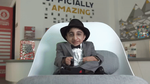 본문 이미지 - 현존 세계 최단신 남성 애프신 이스마일 가데르자데(20). (기네스 세계기록 유튜브 갈무리)