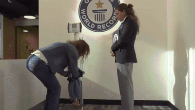 본문 이미지 - 신장 65.24㎝로 기네스에 오른 애프신 이스마일 가데르자데와 그의 부모. (기네스 세계기록 유튜브 갈무리)