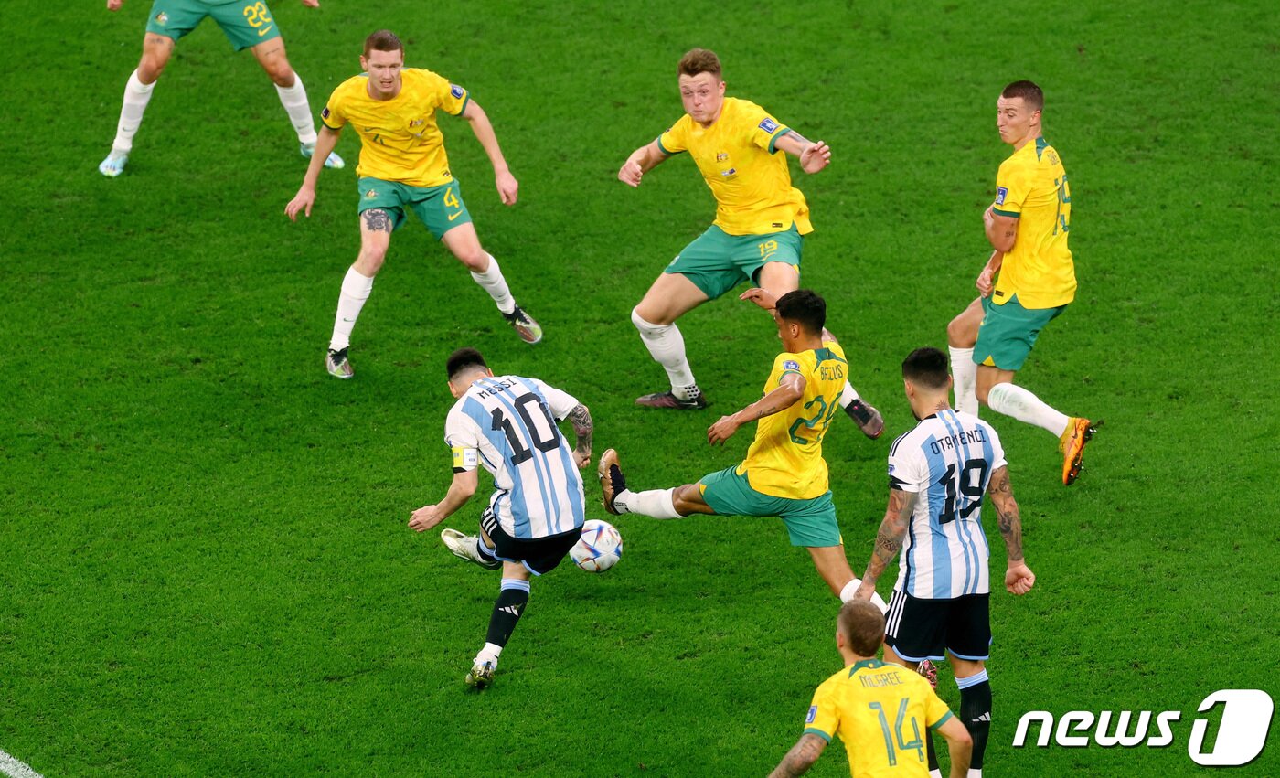 본문 이미지 - 호주를 상대로 환상적인 골을 터뜨리는 메시 ⓒ 로이터=뉴스1