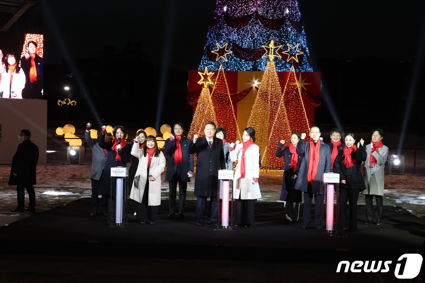 (서울=뉴스1) = 윤석열 대통령과 김건희 여사가 16일 서울 종로구 열린송현 녹지광장에서 열린 '한겨울의 동행축제 윈·윈터 페스티벌' 개막행사 중 이영 중소벤처기업부 장관 등 참 …