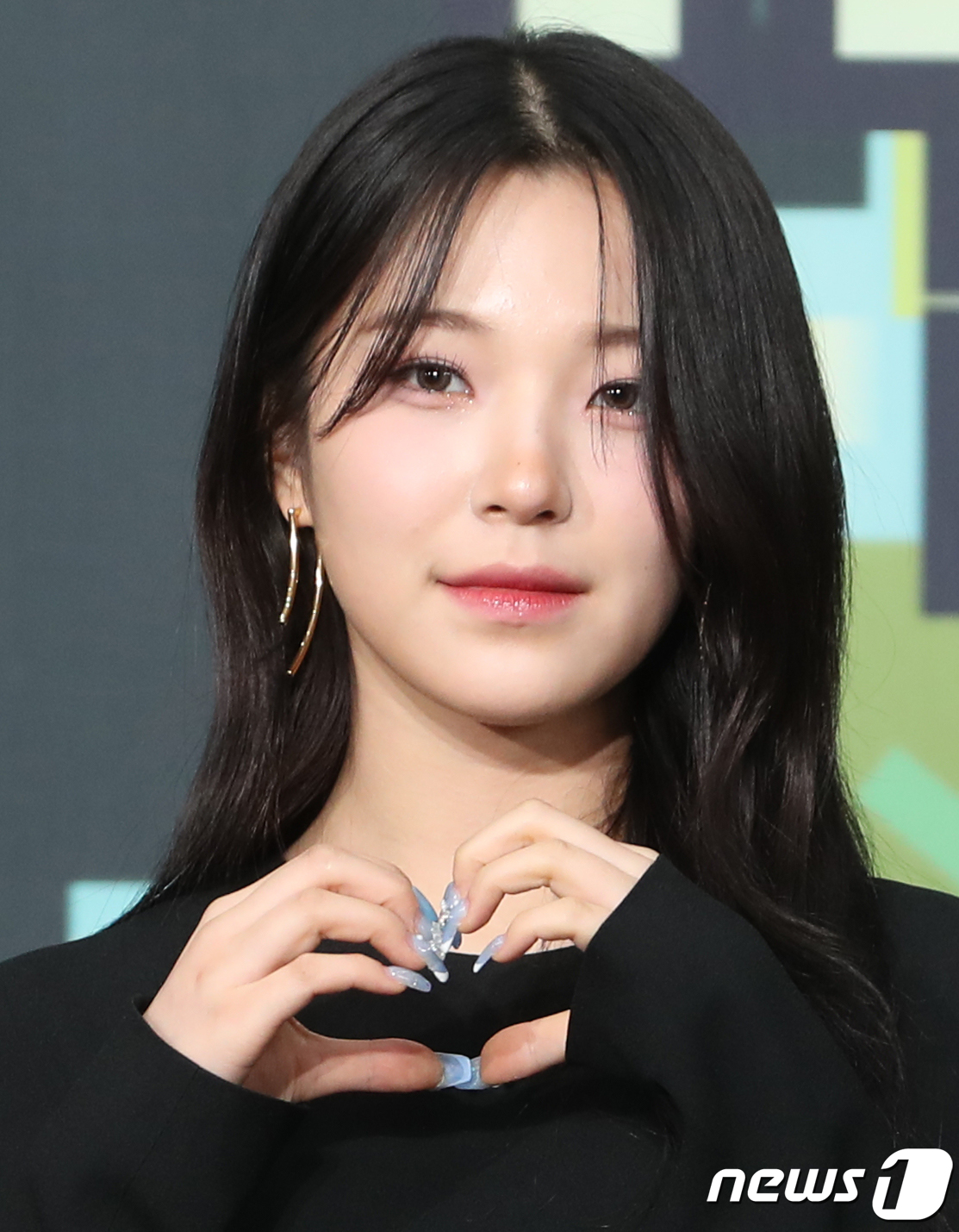 (서울=뉴스1) 권현진 기자 = 프로미스나인 백지헌이 16일 오후 서울 송파구 잠실실내체육관에서 열린 '2022 KBS 가요대축제'에서 포즈를 취하고 있다. 2022.12.17/뉴 …