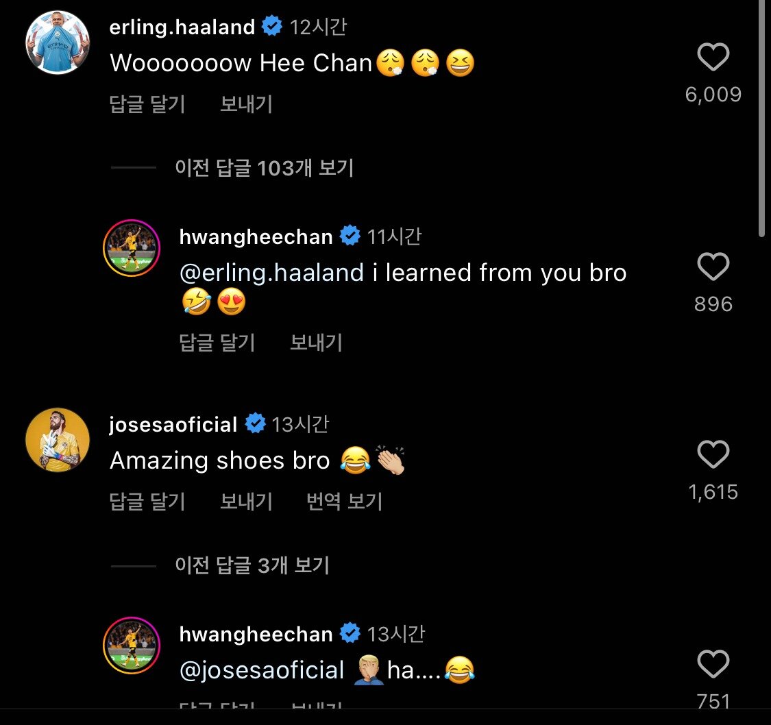 본문 이미지 - 축구 선수 황희찬이 울버햄튼 동료들과 농담을 주고 받는 모습. (황희찬 인스타그램 갈무리)