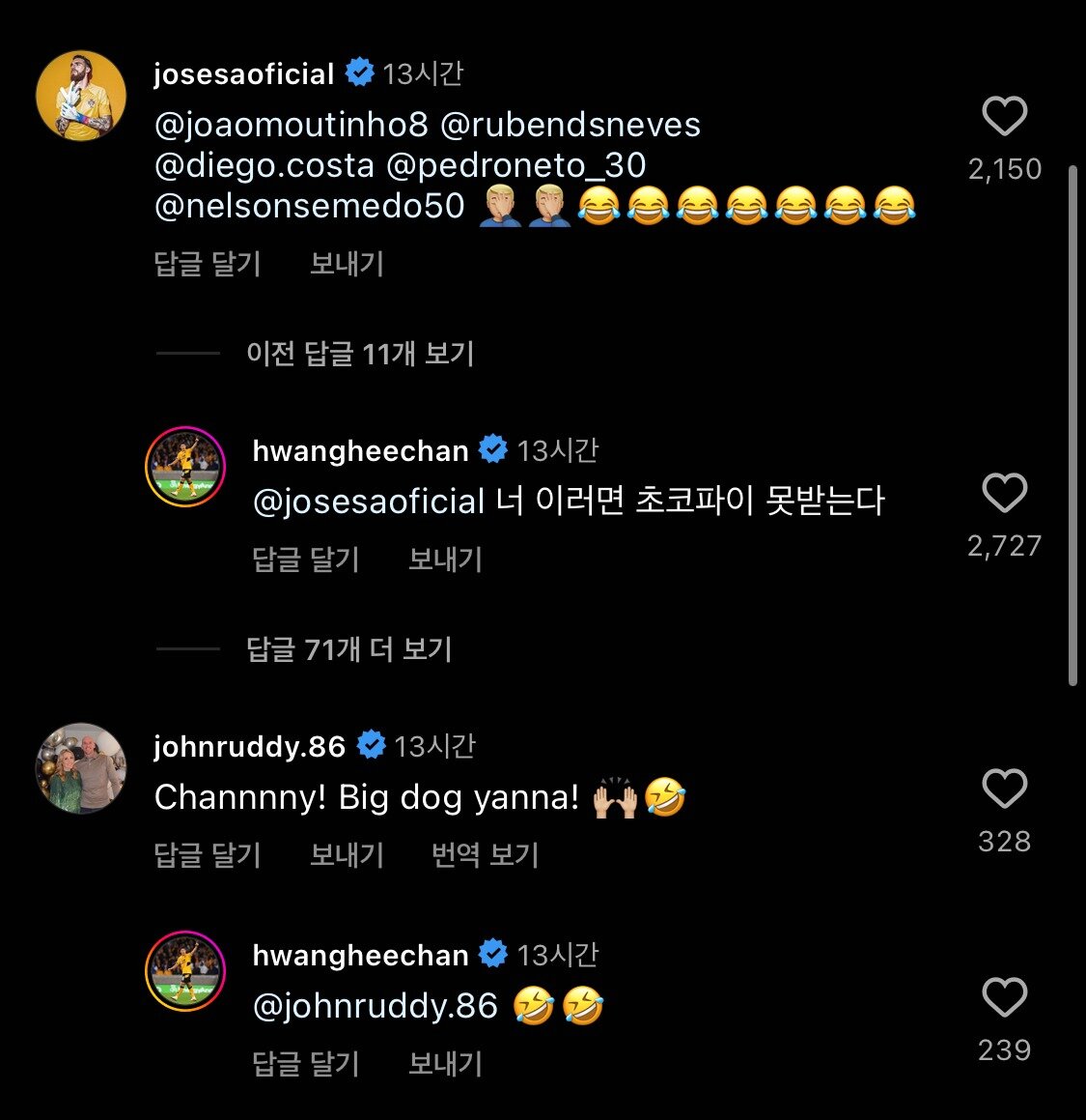 본문 이미지 - 축구 선수 황희찬이 울버햄튼 동료들과 농담을 주고 받는 모습. (황희찬 인스타그램 갈무리)