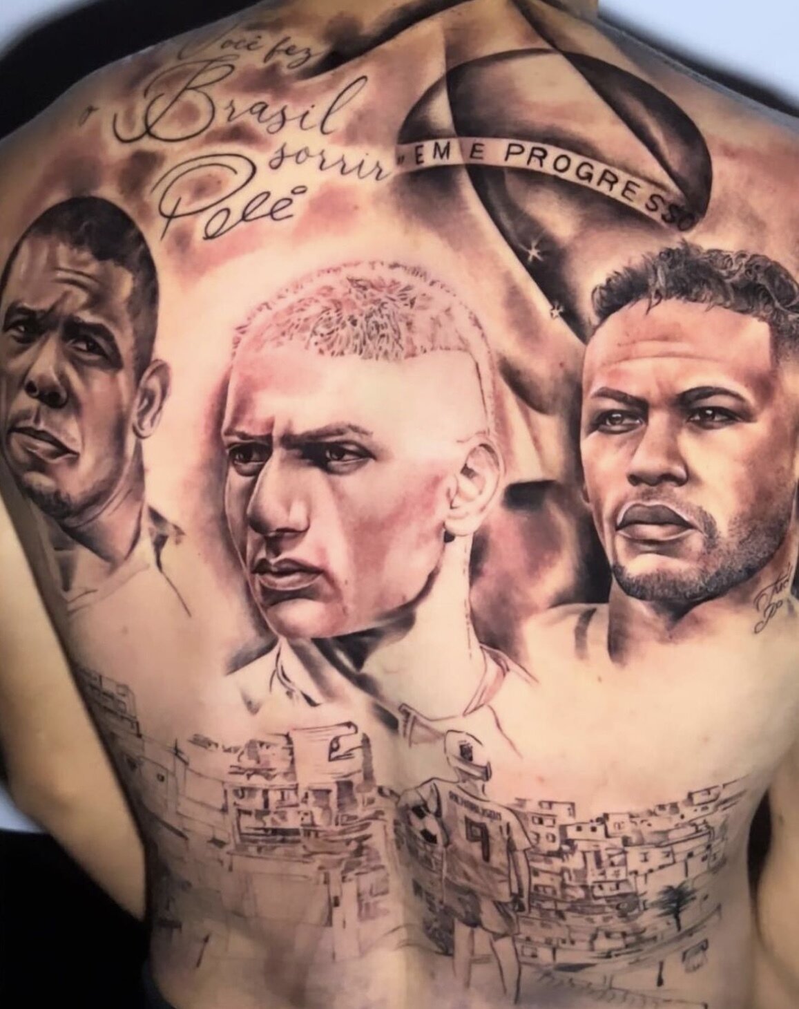 본문 이미지 - 히샬리송 등에 새겨진 타투. (트위터 갈무리)