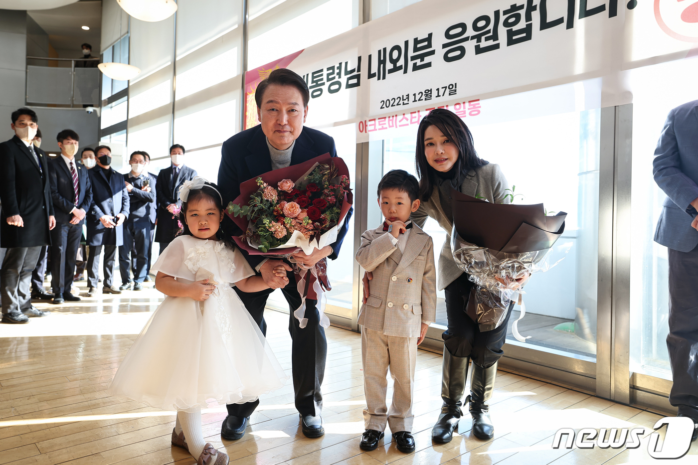 (서울=뉴스1) 안은나 기자 = 윤석열 대통령과 김건희 여사가 17일 오전 주민들에게 감사 인사를 하기 위해 서울 서초구 아크로비스타 사저를 찾아 어린이들과 기념 촬영하고 있다. …