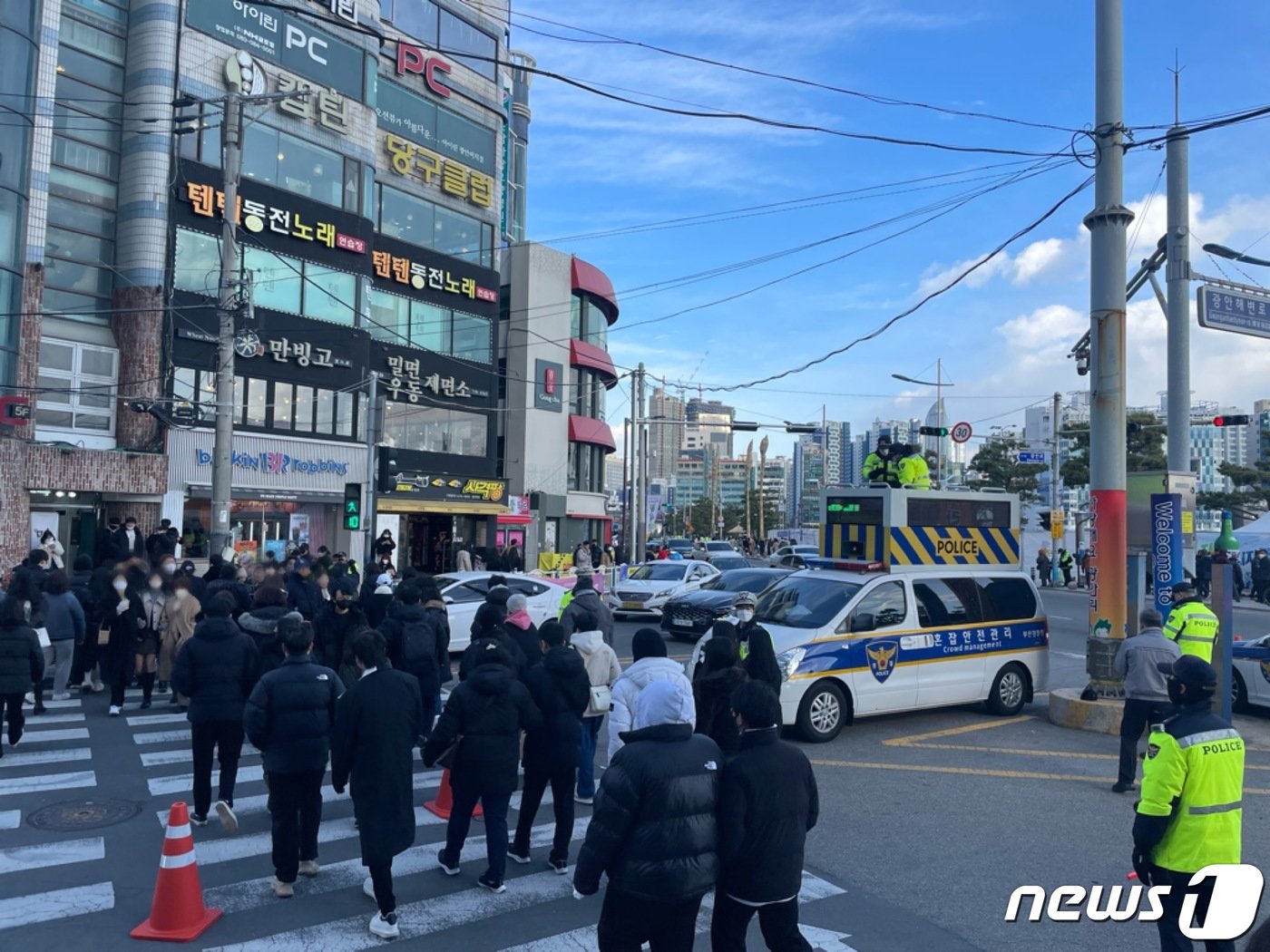 제17회 부산불꽃축제가 열리는 17일 오후 부산 광안리해수욕장 인근 도로에 &#39;혼잡안전관리차량&#39;이 배치돼 인파관리를 하고 있다.2022.12.17/뉴스1 ⓒ News1 이유진 기자