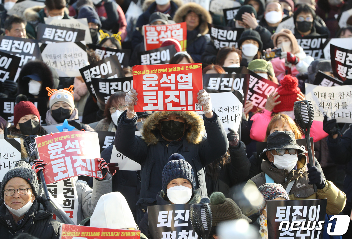 (서울=뉴스1) 신웅수 기자 = 17일 오후 서울 용산구 전쟁기념관 앞에서 열린 촛불전환행동 주최 전국집중촛불에서 참가자들이 구호를 외치고 있다.참가자들은 윤석열 대통령의 퇴진과 …