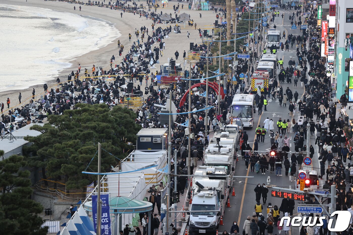 본문 이미지 - 17일 부산 수영구 광안리해수욕장에서 열리는 '제17회 부산불꽃축제'를 앞두고 관람하러 온 시민들로 일대 도로가 붐비고 있다. 2022.12.17/뉴스1 ⓒ News1 김영훈 기자