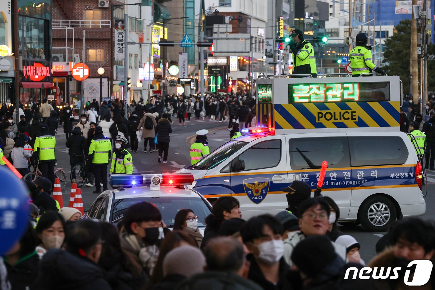 17일 부산 수영구 광안리해수욕장 일대에서 열리는 &#39;제17회 부산불꽃축제&#39;를 앞두고 경찰관들이 인파 통제를 하고 있다. 2022.12.17/뉴스1 ⓒ News1 김영훈 기자