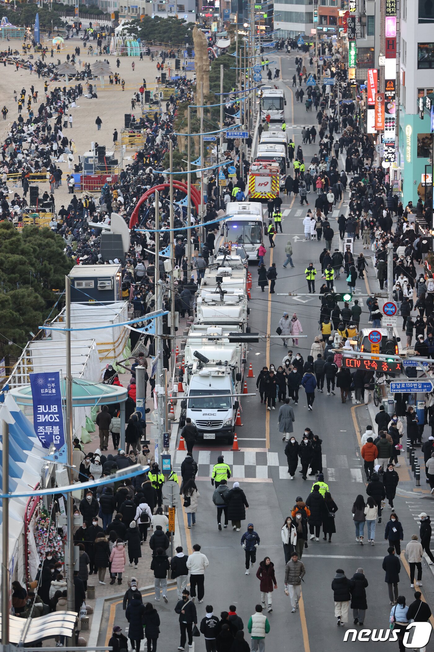본문 이미지 - 17일 부산 수영구 광안리해수욕장에서 열리는 '제17회 부산불꽃축제'를 앞두고 관람하러 온 시민들로 일대 도로가 붐비고 있다. 2022.12.17/뉴스1 ⓒ News1 김영훈 기자