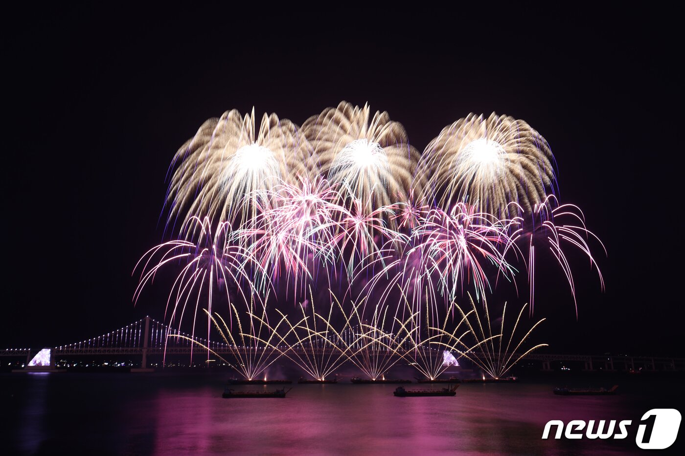 본문 이미지 - 17일 부산 수영구 광안리해수욕장 일대에서 열린 '제17회 부산불꽃축제' 에서 화려한 불꽃이 부산 밤바다를 수놓고 있다. 2022.12.17/뉴스1 ⓒ News1 김영훈 기자