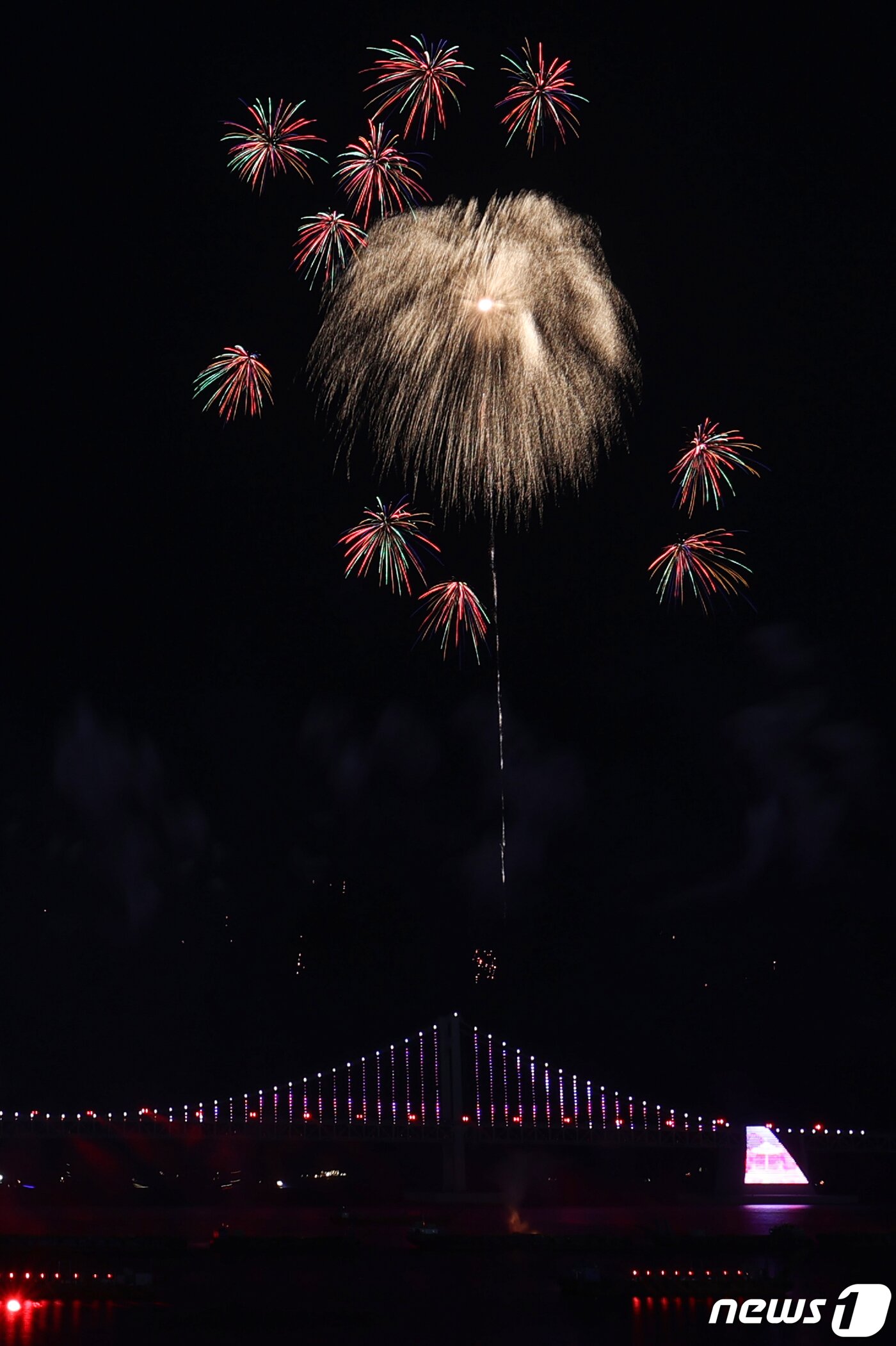본문 이미지 - 17일 부산 수영구 광안리해수욕장 일대에서 열린 '제17회 부산불꽃축제' 에서 화려한 불꽃이 부산 밤바다를 수놓고 있다. 2022.12.17/뉴스1 ⓒ News1 김영훈 기자