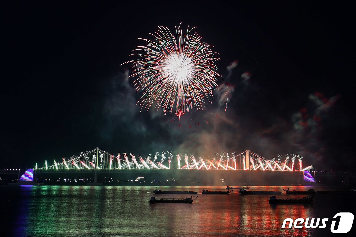 본문 이미지 - 17일 부산 수영구 광안리해수욕장 일대에서 열린 '제17회 부산불꽃축제' 에서 화려한 불꽃이 부산 밤바다를 수놓고 있다. 2022.12.17/뉴스1 ⓒ News1 김영훈 기자