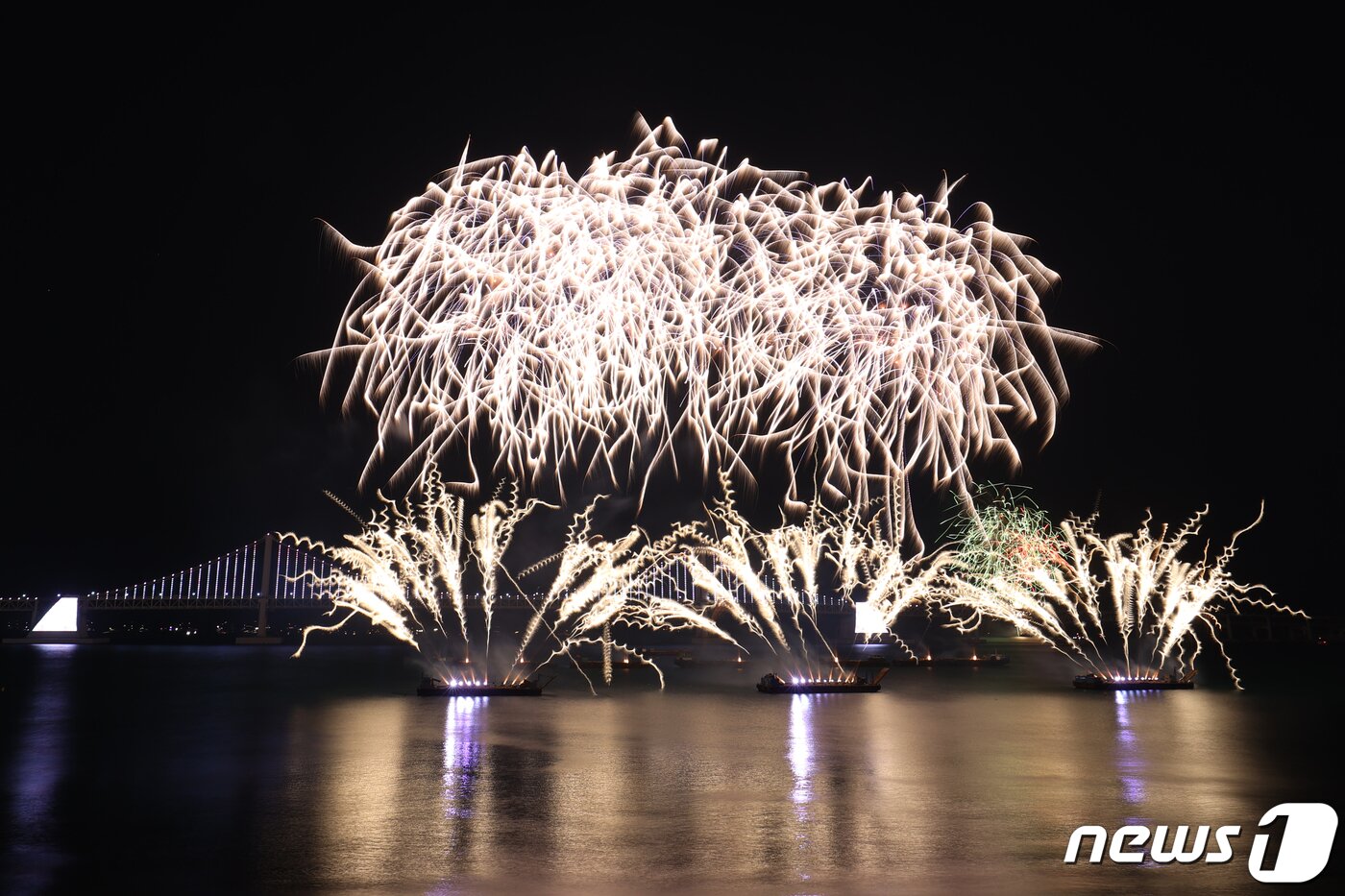 본문 이미지 - 17일 부산 수영구 광안리해수욕장 일대에서 열린 '제17회 부산불꽃축제' 에서 화려한 불꽃이 부산 밤바다를 수놓고 있다. 2022.12.17/뉴스1 ⓒ News1 김영훈 기자