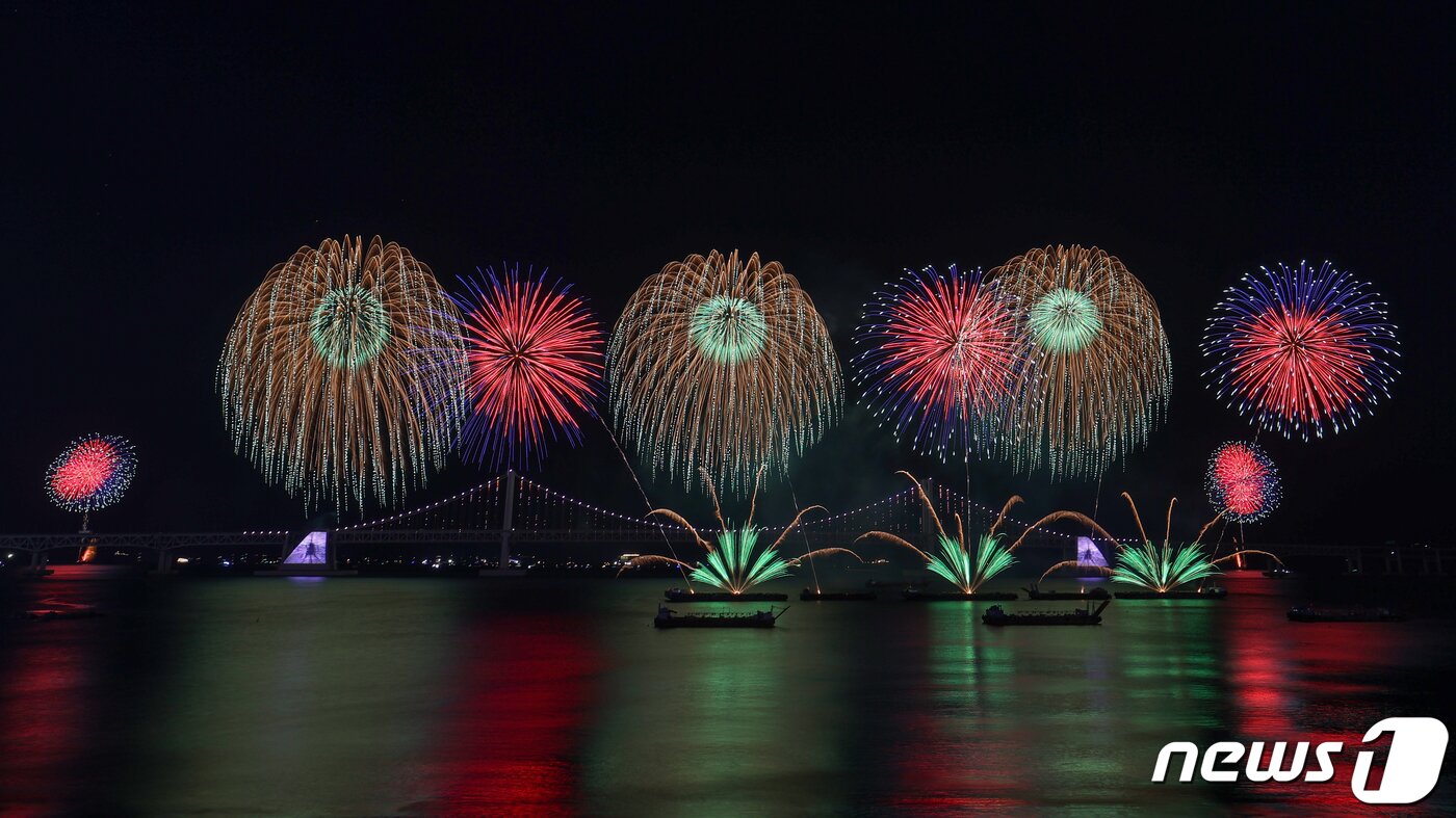 본문 이미지 - 17일 부산 수영구 광안리해수욕장 일대에서 열린 '제17회 부산불꽃축제' 에서 화려한 불꽃이 부산 밤바다를 수놓고 있다. 2022.12.17/뉴스1 ⓒ News1 김영훈 기자