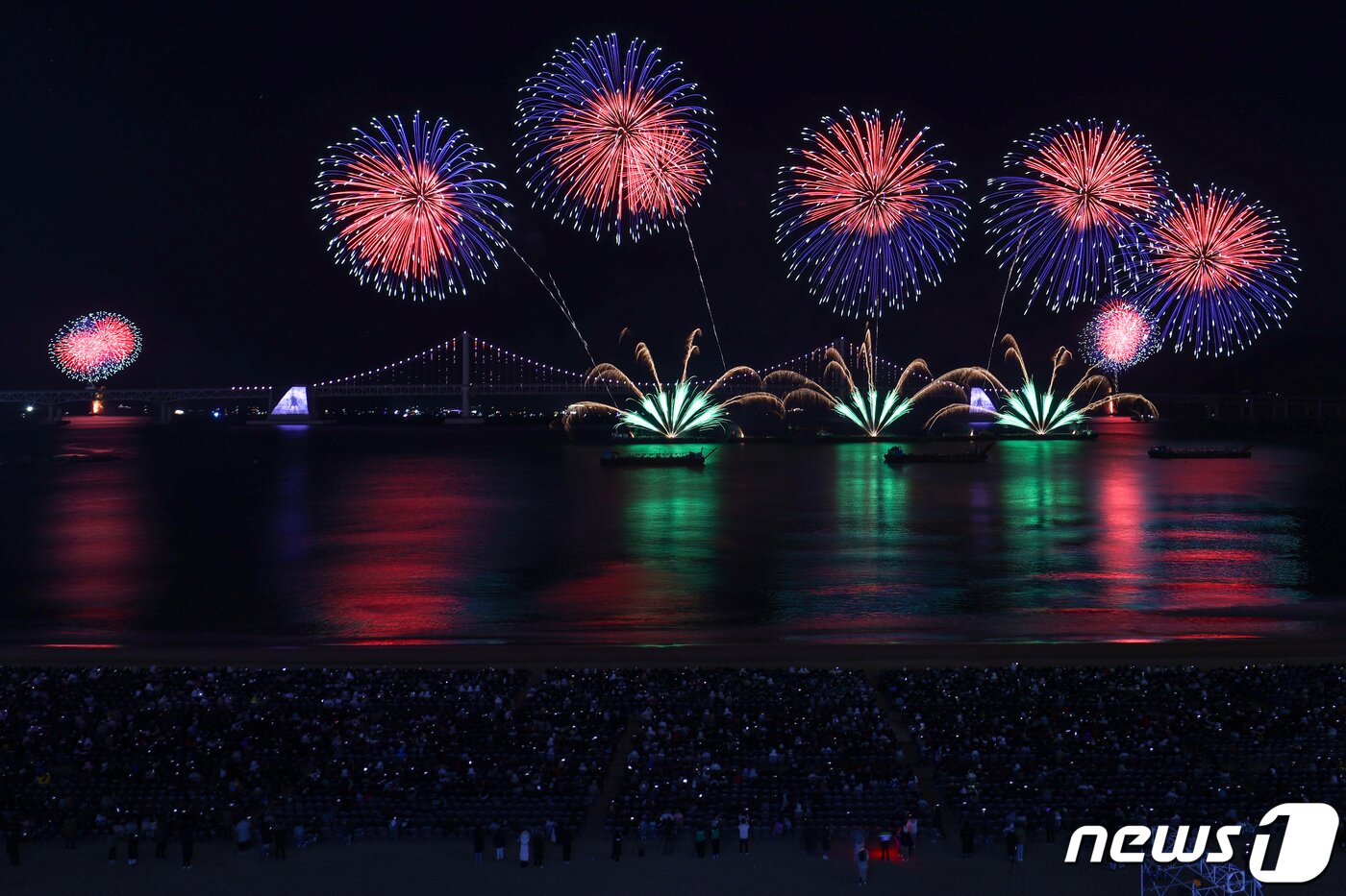 본문 이미지 - 17일 부산 수영구 광안리해수욕장 일대에서 열린 '제17회 부산불꽃축제' 에서 화려한 불꽃이 부산 밤바다를 수놓고 있다. 2022.12.17/뉴스1 ⓒ News1 김영훈 기자
