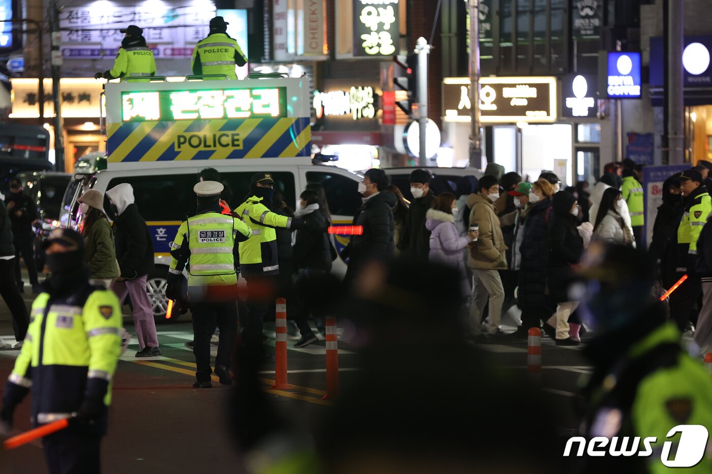 본문 이미지 - 17일 부산 수영구 광안리해수욕장 일대에서 열린 '제17회 부산불꽃축제'에서 경찰관들이 혼잡관리차량을 이용해 인파가 몰리는 것을 통제하고 있다. 2022.12.17/뉴스1 ⓒ News1 김영훈 기자
