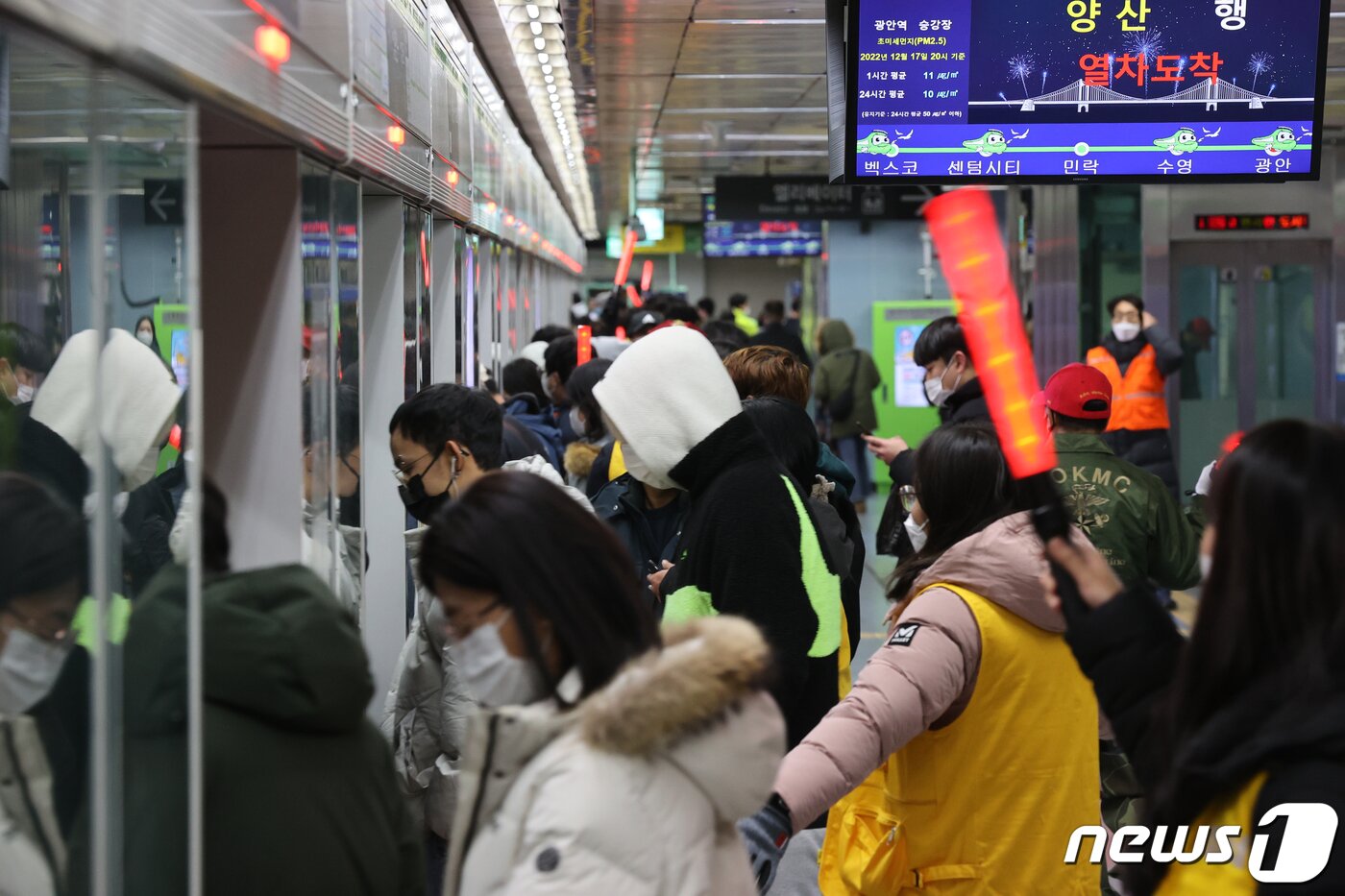 본문 이미지 - 17일 부산 수영구 광안역이 '제17회 부산불꽃축제' 를 관람 후 귀가하려는 시민들로 북적이고 있다. 2022.12.17/뉴스1 ⓒ News1 김영훈 기자