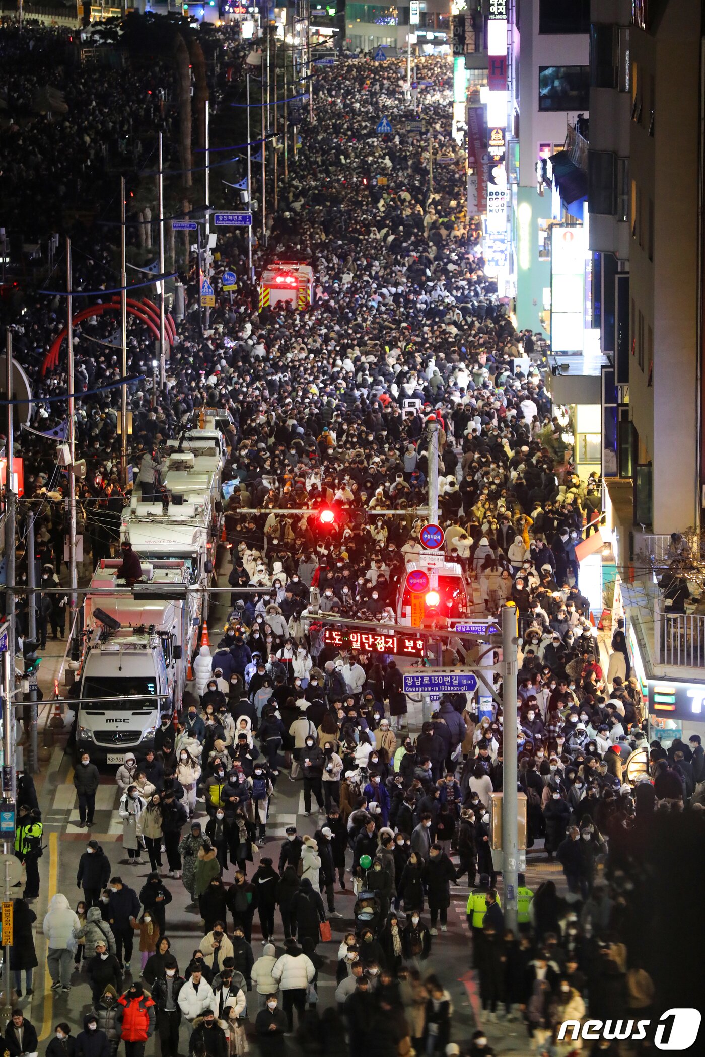 본문 이미지 - 17일 부산 수영구 광안리해수욕장 일대가 '제17회 부산불꽃축제' 후 귀가하려는 시민들로 북적이고 있다. 2022.12.17/뉴스1 ⓒ News1 김영훈 기자