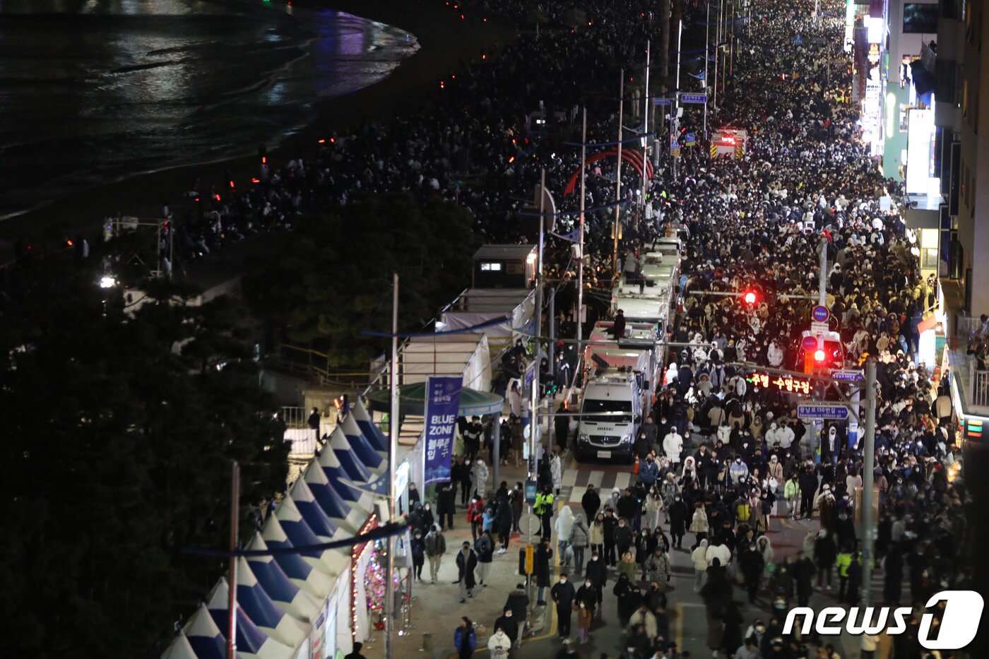 본문 이미지 - 17일 부산 수영구 광안리해수욕장 일대가 '제17회 부산불꽃축제' 후 귀가하려는 시민들로 북적이고 있다. 2022.12.17/뉴스1 ⓒ News1 김영훈 기자