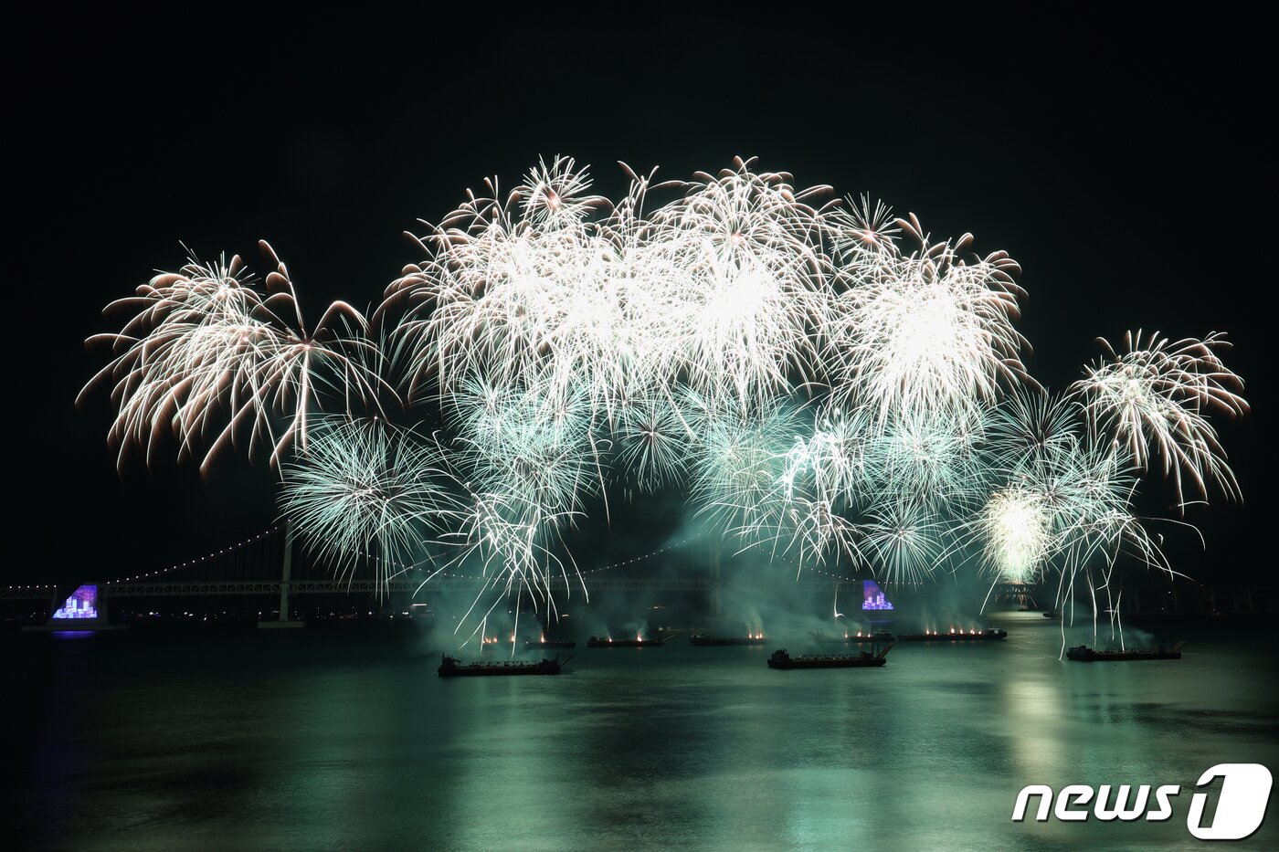 본문 이미지 - 17일 부산 수영구 광안리해수욕장 일대에서 열린 '제17회 부산불꽃축제' 에서 화려한 불꽃이 부산 밤바다를 수놓고 있다. 2022.12.17/뉴스1 ⓒ News1 김영훈 기자
