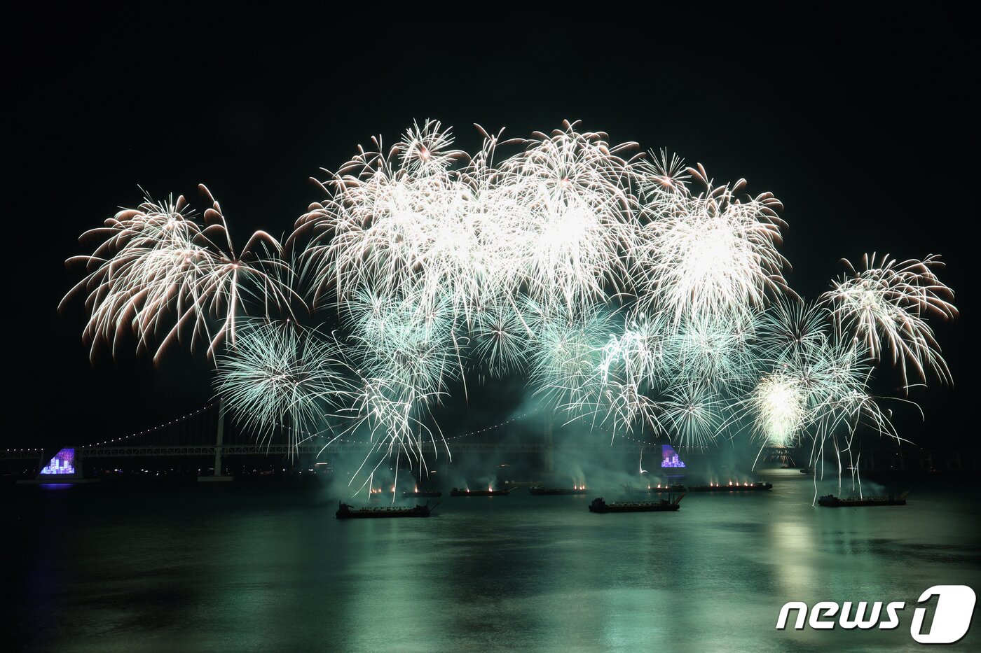 17일 부산 수영구 광안리해수욕장 일대에서 열린 &#39;제17회 부산불꽃축제&#39; 에서 화려한 불꽃이 부산 밤바다를 수놓고 있다. 2022.12.17/뉴스1 ⓒ News1 김영훈 기자