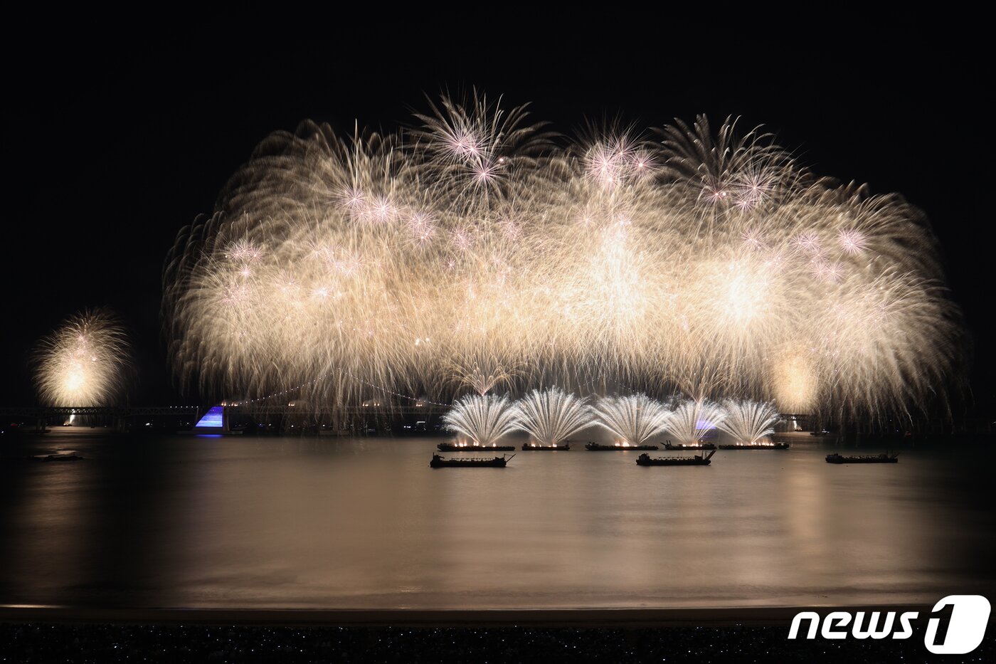 본문 이미지 - 17일 부산 수영구 광안리해수욕장 일대에서 열린 '제17회 부산불꽃축제' 에서 화려한 불꽃이 부산 밤바다를 수놓고 있다. 2022.12.17/뉴스1 ⓒ News1 김영훈 기자