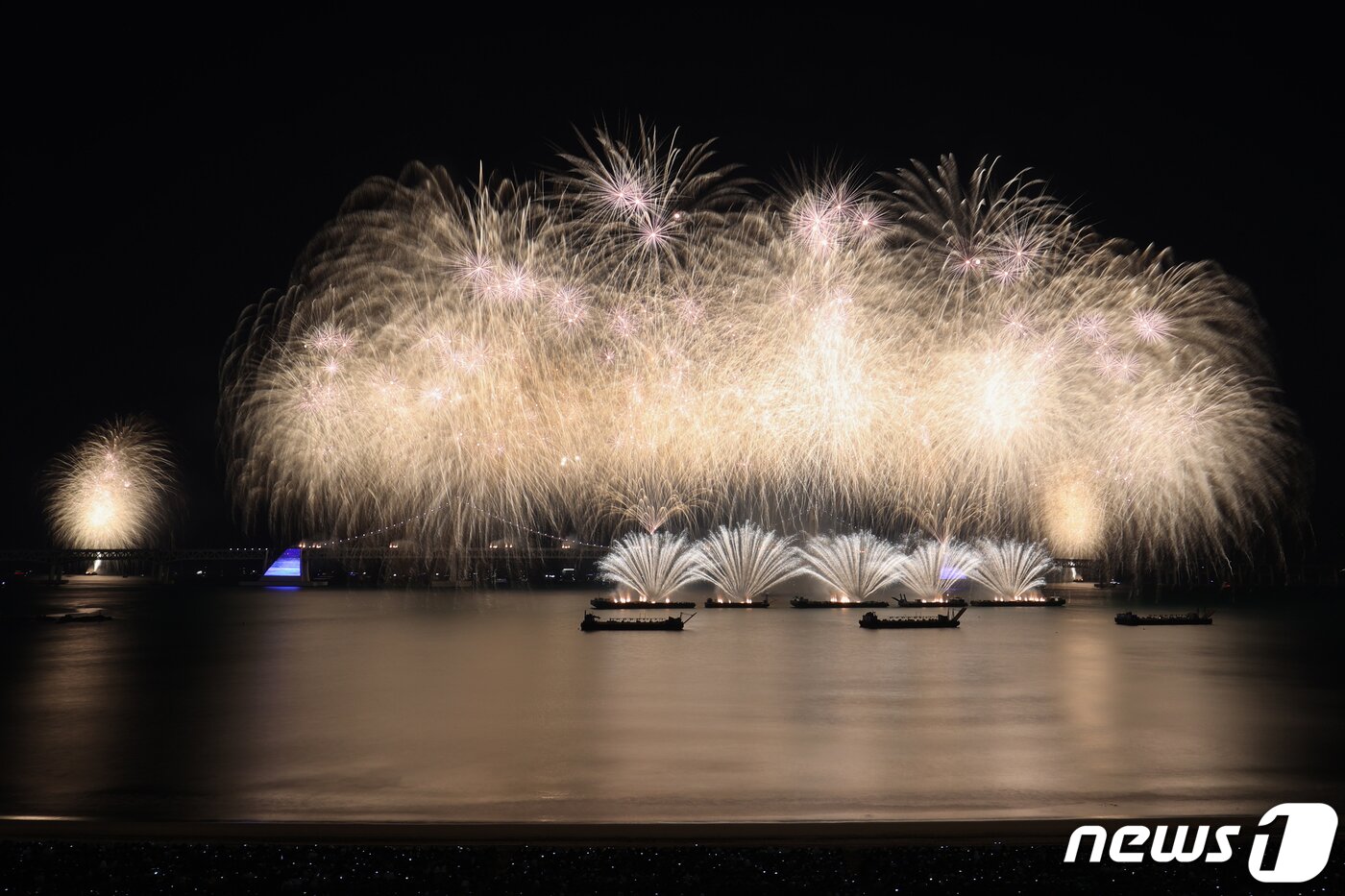 17일 부산 수영구 광안리해수욕장 일대에서 열린 &#39;제17회 부산불꽃축제&#39; 에서 화려한 불꽃이 부산 밤바다를 수놓고 있다. 2022.12.17/뉴스1 ⓒ News1 김영훈 기자